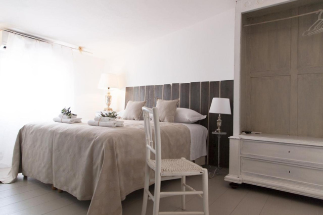 Double bedroom witth cabinet and chairs at Villa Angela, located in Polignano a Mare