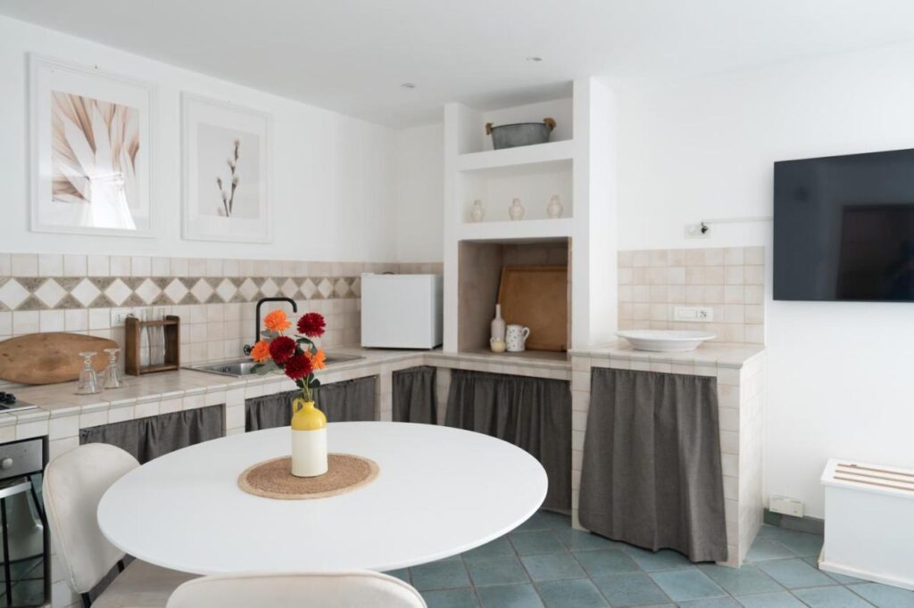 Cleana nd wide kitchen at Dimore Santa Marina, located at Polignano A Mare